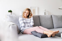 Cargar imagen en el visor de la galería, Almohadón De Masaje Shiatsu Con Función Calor Beurer MG 135