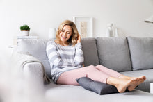 Cargar imagen en el visor de la galería, Almohadón De Masaje Shiatsu Con Función Calor Beurer MG 135 CATÁLOGO